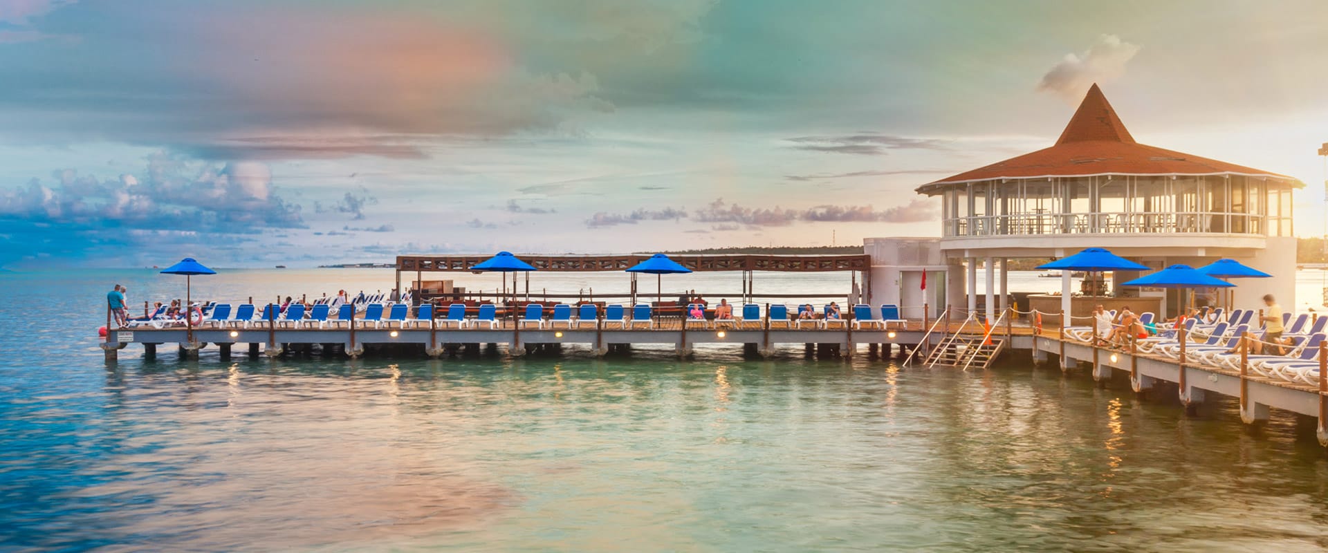 Decameron Aquarium bar
