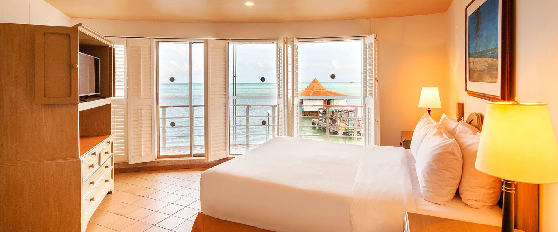 Decameron Aquarium bar
