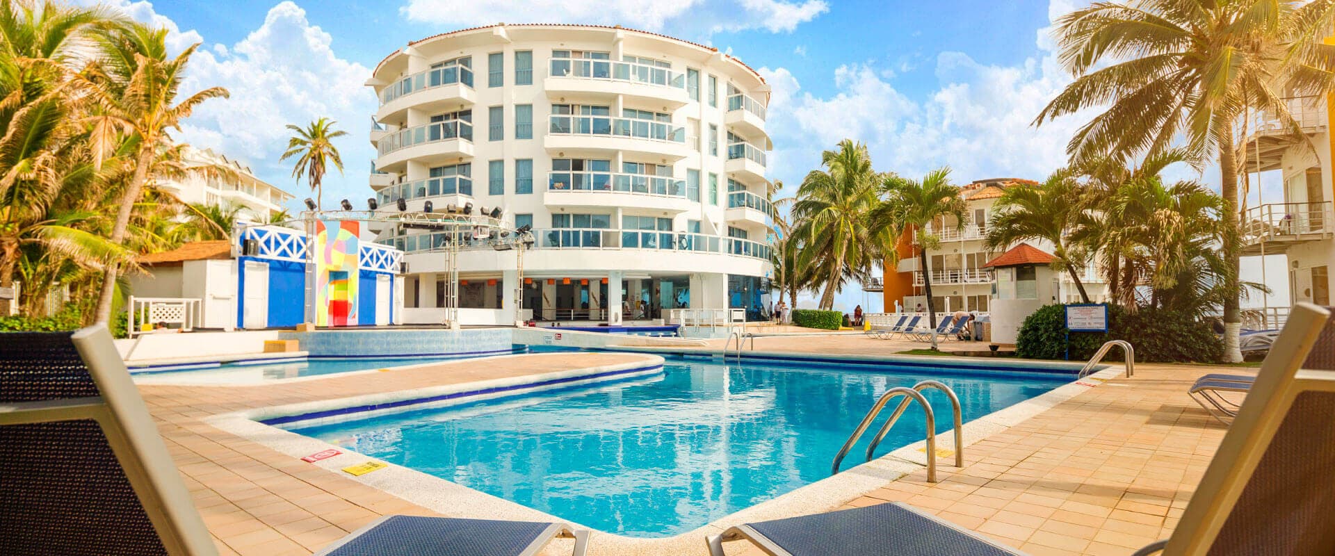 Decameron Aquarium bar