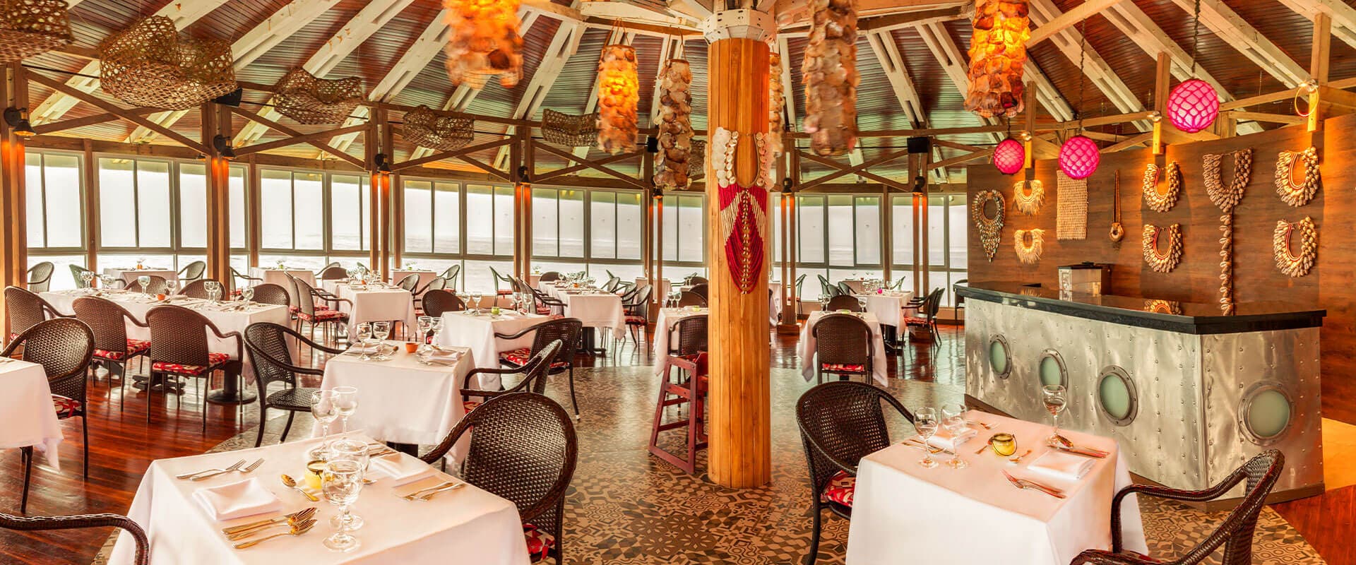 Decameron Aquarium bar