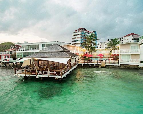 Zona de playa con piscina de agua salada Decameron Los Delfines San Andrés Zona de playa con piscina de agua salada Decameron Los Delfines San Andrés