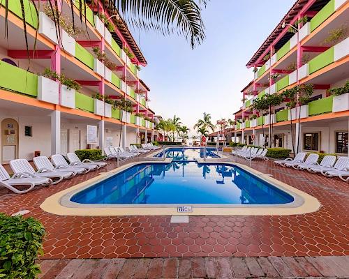 4 Piscinas 1 para adultos y 3 mixtas Decameron Los Cocos, Ramada All Inclusive Rincón de Guayabitos 4 Piscinas 1 para adultos y 3 mixtas Decameron Los Cocos, Ramada All Inclusive Rincón de Guayabitos