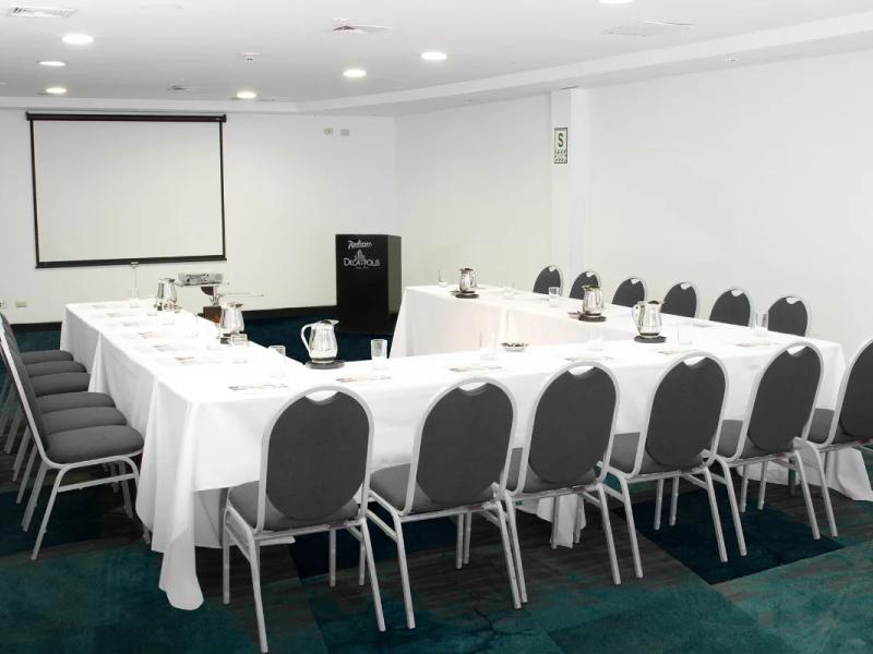 Sala de reuniones Radisson Hotel Decapolis Miraflores Sala de reuniones Radisson Hotel Decapolis Miraflores