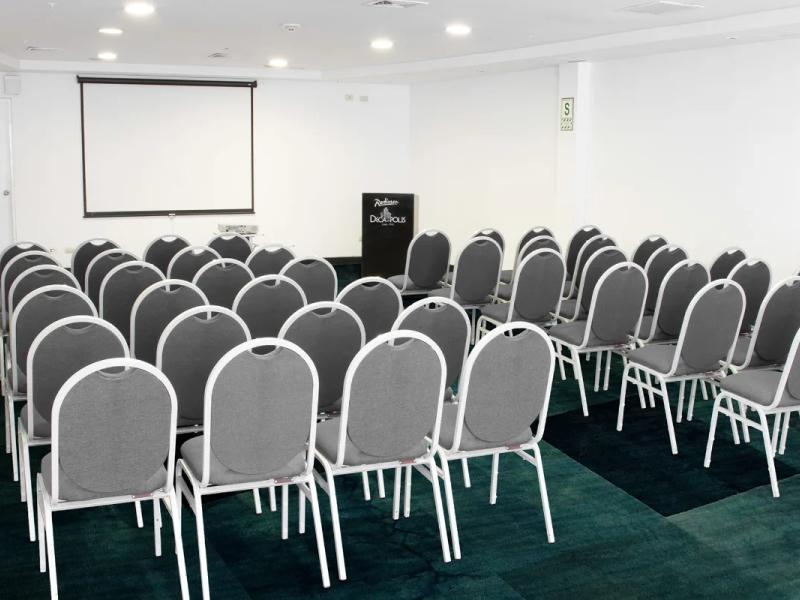 Sala de reuniones Radisson Hotel Decapolis Miraflores Sala de reuniones Radisson Hotel Decapolis Miraflores