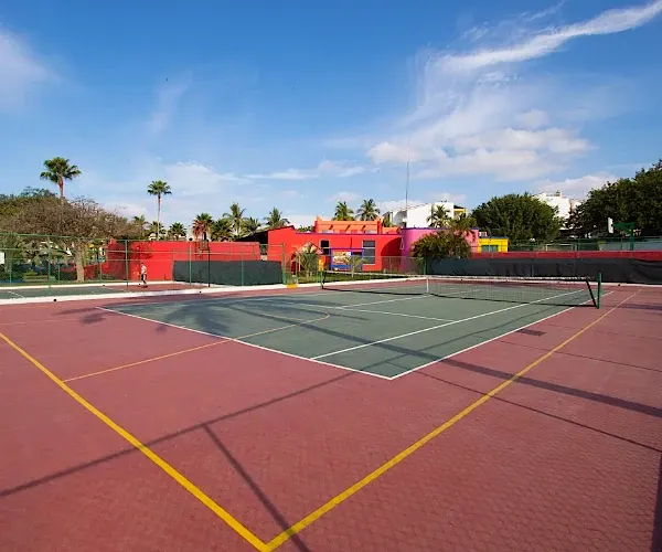 Cancha de Tenis – Juego, energía y precisión Grand Decameron Complex, A Trademark All Inclusive Bucerías Cancha de Tenis – Juego, energía y precisión Grand Decameron Complex, A Trademark All Inclusive Bucerías