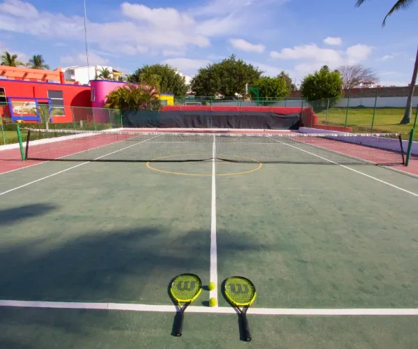 Cancha de Tenis – Juego, energía y precisión Grand Decameron Complex, A Trademark All Inclusive Bucerías Cancha de Tenis – Juego, energía y precisión Grand Decameron Complex, A Trademark All Inclusive Bucerías