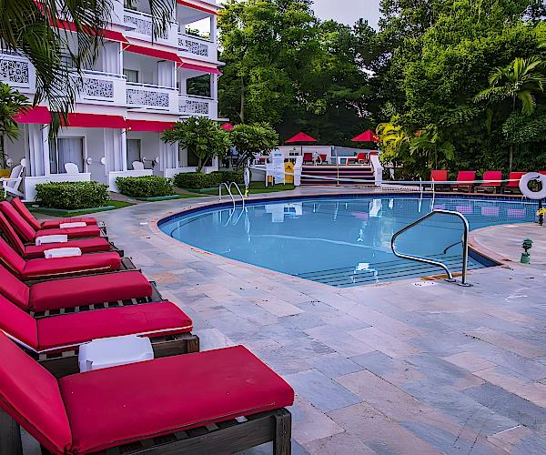 Disfruta el sol entre piscinas y playa Grand Decameron Montego Beach, A Trademark All Inclusive Montego Bay Disfruta el sol entre piscinas y playa Grand Decameron Montego Beach, A Trademark All Inclusive Montego Bay