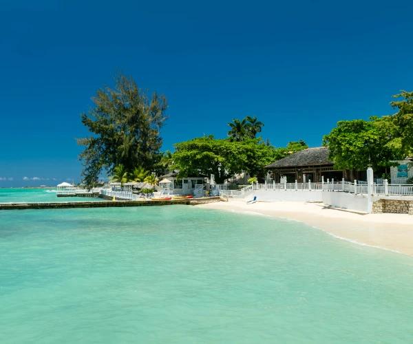 Disfruta el sol entre piscinas y playa Grand Decameron Montego Beach, A Trademark All Inclusive Montego Bay Disfruta el sol entre piscinas y playa Grand Decameron Montego Beach, A Trademark All Inclusive Montego Bay