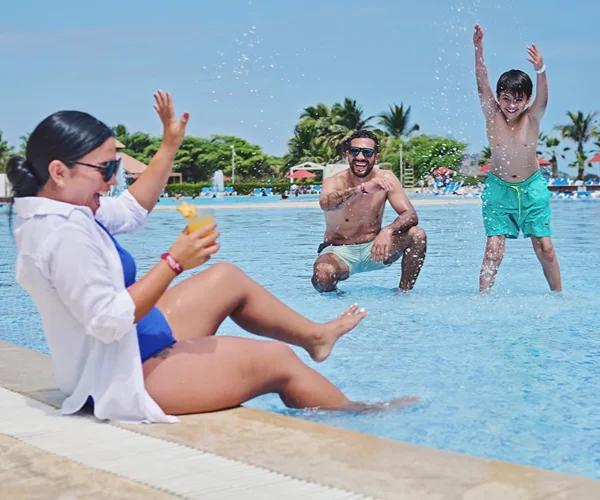 Disfruta el sol entre piscinas y playa Royal Decameron Punta Sal Tumbes Disfruta el sol entre piscinas y playa Royal Decameron Punta Sal Tumbes